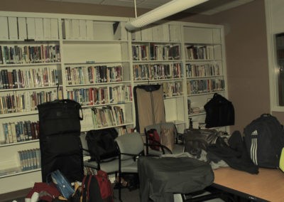 Die Library neben der Kirche wird von unseren Talarkoffern und Anzugtaschen besetzt (Bild: Hannes von Bargen)